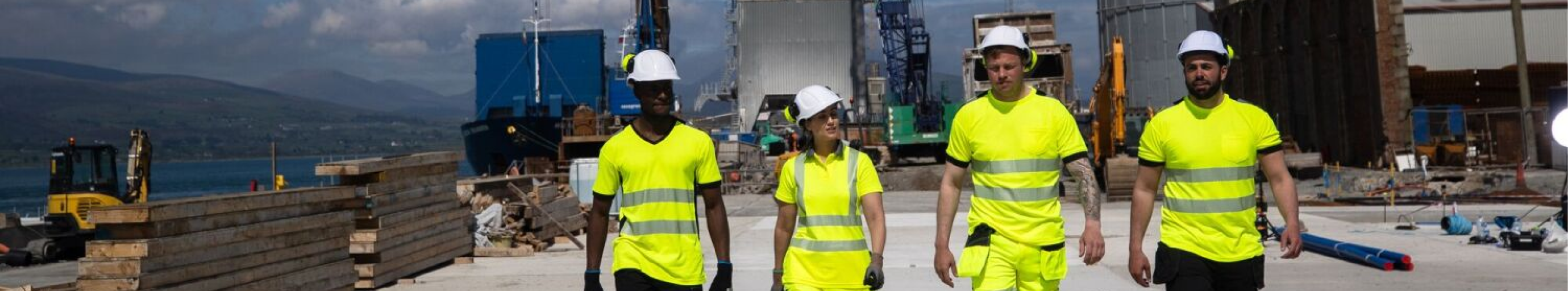 Darba apģērbi sievietēm. Lietus apģērbi. Aksesuāri